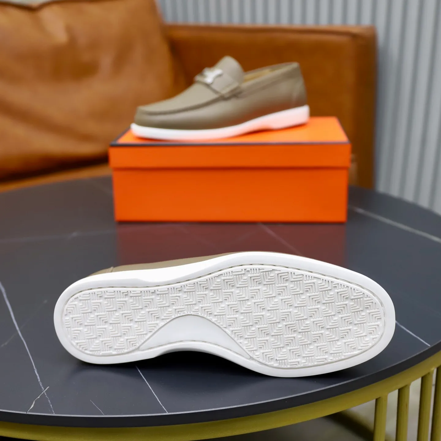 Ex-factory price: 560💰Hermès/Hermès slip-on men's shoes. This shoe is made of imported pebbled cowhide. It has simple and smooth lines and is combined with aerodynamically designed 3CM rubber foam ultra-light soles! Youthful and fashionable, classic H-shaped hardware buckle decoration, calf lining gently wraps the feet, with logo cowhide feet, casual and urban style, highlighting youthful vitality, sports and leisure version, super versatile, code number: 38-39-40-41-42-43-44 standard leather shoe size (45 can be customized but does not support returns)